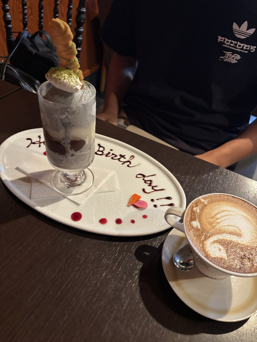 satorufujii1974's tweet photo. 今日は次男の誕生日🎂
なのでバリスタが淹れる本物のカプチーノとケーキでお祝いしました。
大満足😋
あと何回こうして一緒に過ごせるのかな…。
親バカです😅
#latteartcafecrema #crema https://t.co/MgL1rLclu1