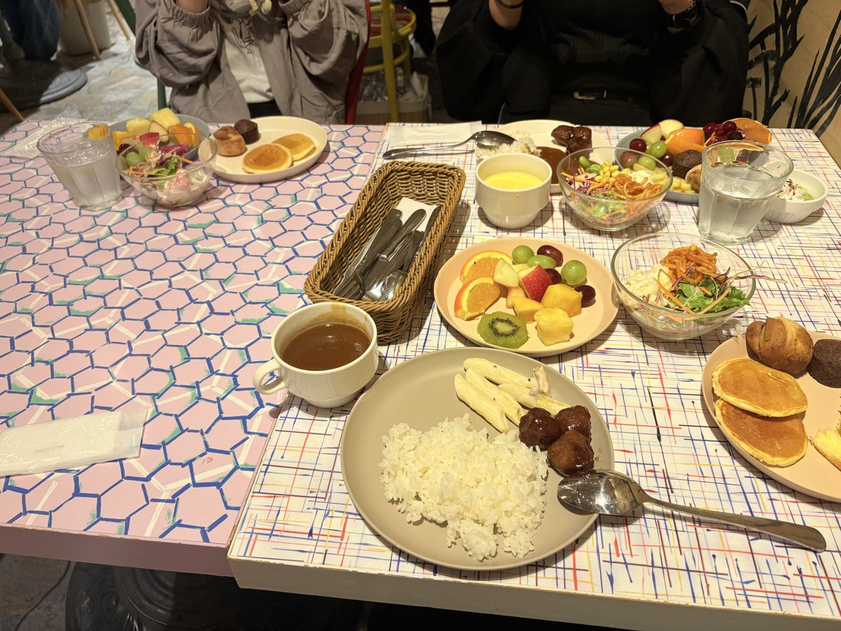 masa_0119's tweet photo. はむちゃん、しーちゃんとオフ会！
今回はフルーツとスイーツ食べ放題に行ってきました！😋🍴めちゃ美味しかったし色々話せてめっちゃ楽しかった！(〃´꒳`〃)
今日はありがとー！また遊ぼーね！ https://t.co/1l7EVwmlWT