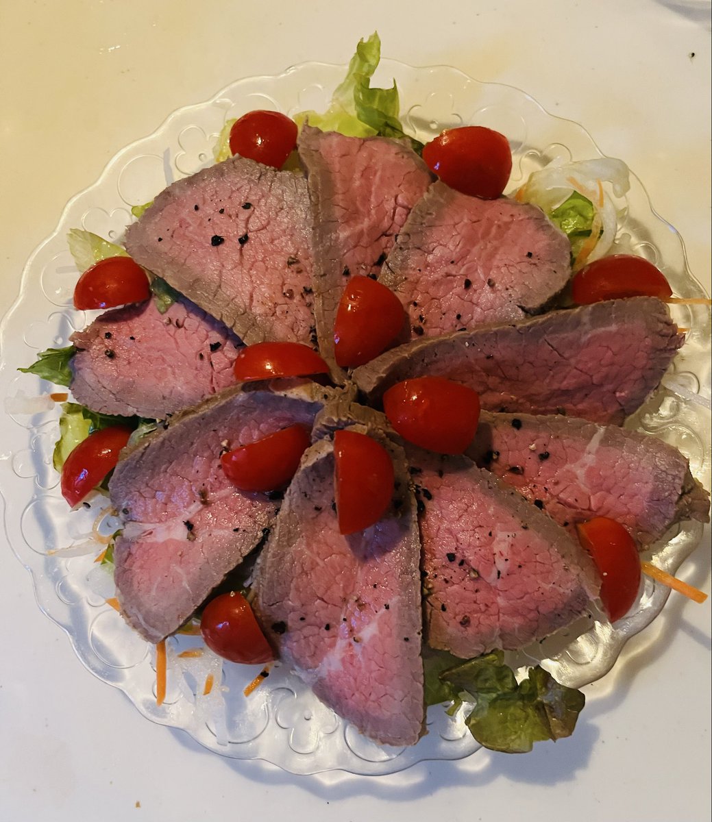 solane555's tweet photo. ロースビーフ　火の入り具合と味！
久々に成功したからXに記念で置いとく〜
#料理好き https://t.co/5WzYSRvGfA