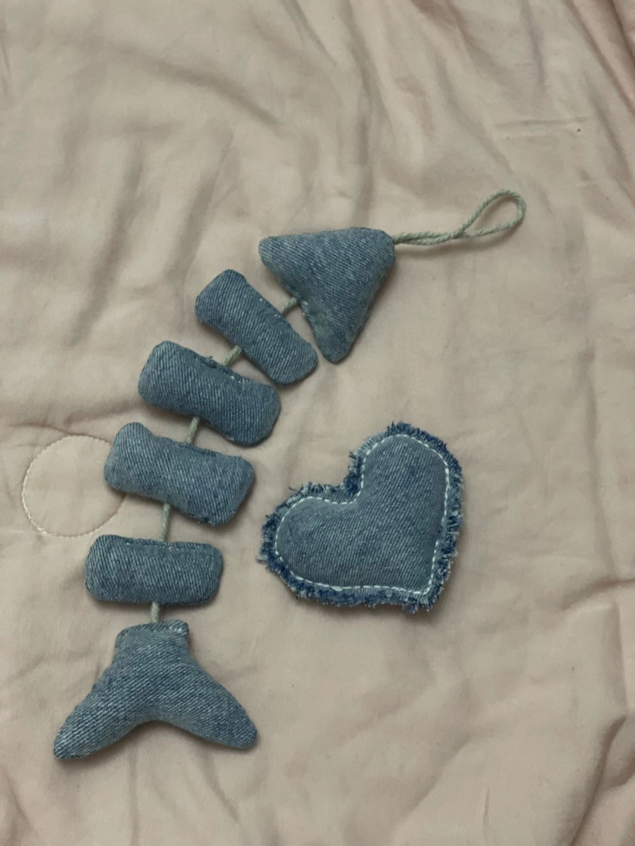 emmajared718640's tweet photo. [Just finished my upcycled denim keychain DIY—old jeans turned cute bag charm in 10 mins!  #DIYCraft #Upcycle]， https://t.co/8JtUB8RHMk