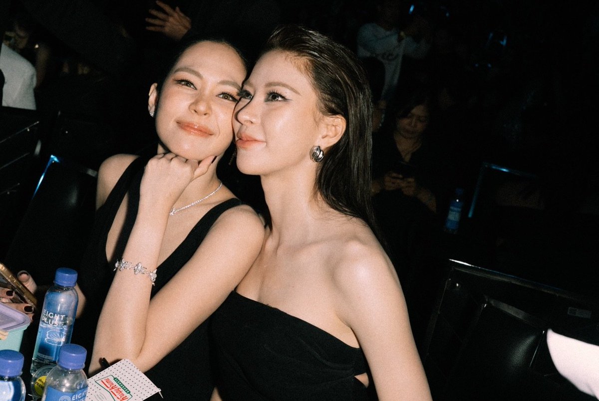 yhonggyhangg09's tweet photo. ทุกคนชุดดำรอบที่แล้วหวานงี้เลยเด้อออ รอดูชุดดำ 'พี่สาวน้องสาว' วันนี้ได้เลออิอิ 🫪

PUINOONBINT X FEED KHAOSOD
#FeedxKhaosod2026xPNB https://t.co/8mEijyBpjA
