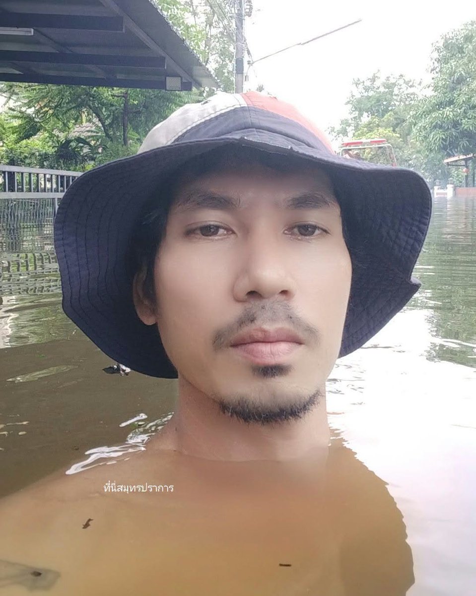sirotek's tweet photo. ท่วมมิดคอกำแพงกั้นคลองแตกเกือบตาย ชาวบ้านหมู่บ้านชวนชื่น บางนา กม. 29 โพสท์

"ท่วมมิดคอ📷ม. ชวนชื่น บางนา กม. 29 กำแพงกั้นคลองแตก ทำให้ระดับน้ำสูงขึ้นเรื่อยๆ ต้องการความช่วยเหลือ กั้นน้ำก่อนที่จะท่วมเกิน 2 เมตร ต้องการอาหาร น้ำ ไฟฟ้าใช้ไม่ได้"

ขอบคุณภาพจากที่นี่สมุทรปราการ https://t.co/zqq74ouEUi