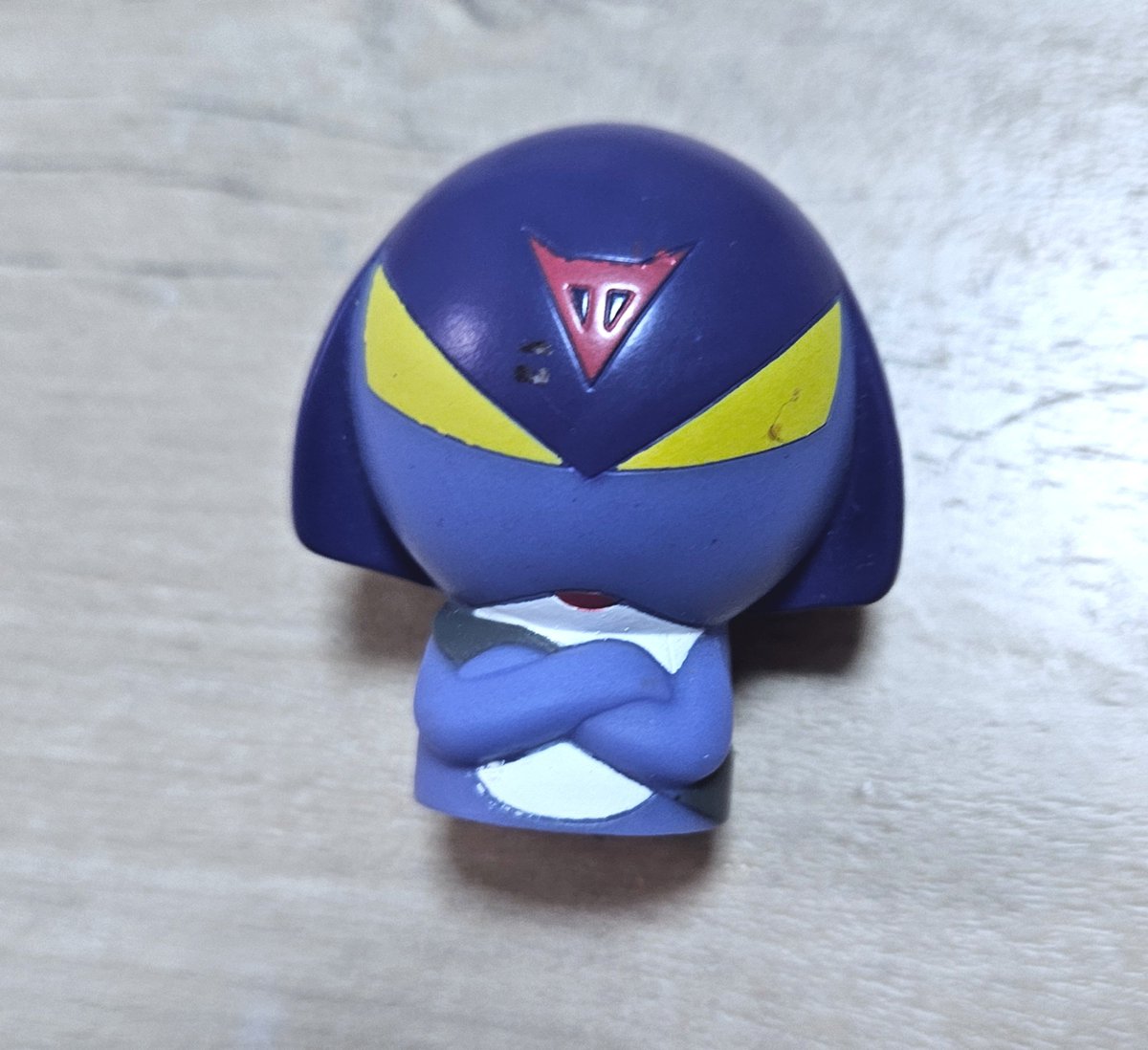 KUROne961's tweet photo. この前中古ショップ巡りしてたらポケモンの指人形コーナーに紛れてらした 

あんたポケモンじゃねーでしょ宇宙人でしょ！！ https://t.co/dHUFgs0Dbc