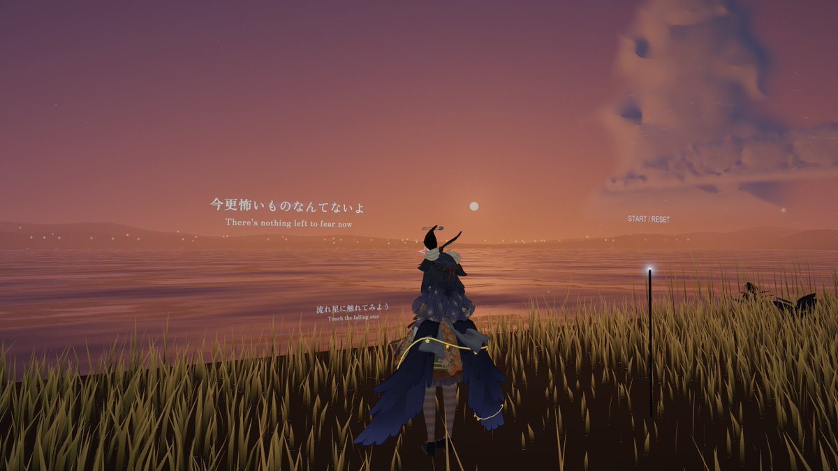 tetra_moon's tweet photo. ワールド　Blued memory - パーティクルライブ
作者様　　いちごくん45

夕暮れ時の海辺のチルワールド
夕暮れ時を楽しんだりパーティクルライブを眺めたりできる

このワールドではジャンプができないようだ
パーティクルライブは激しい点滅や視点移動は無いので、リラックスしながら視聴しよう
海面を歩く事もできるので、夕暮れを活かした良い感じの写真を撮ろう
#VRChat_world紹介 #VRChat