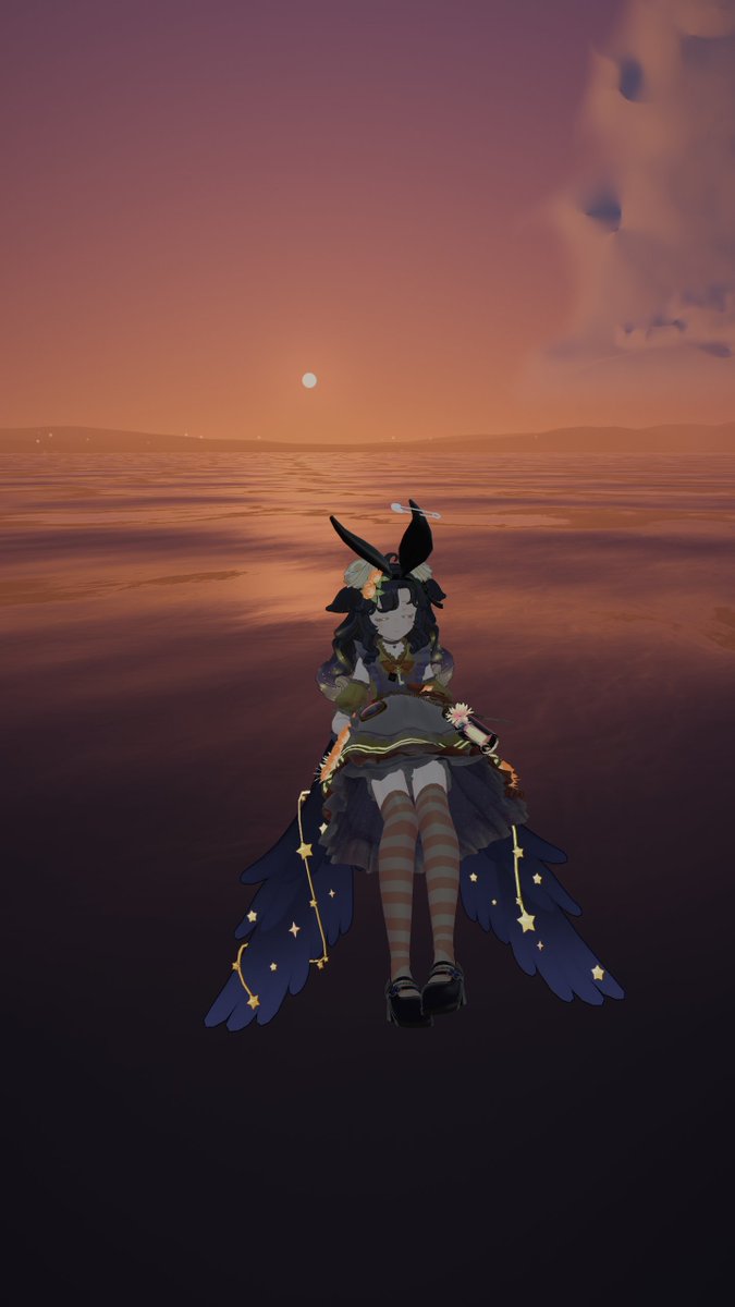 tetra_moon's tweet photo. ワールド　Blued memory - パーティクルライブ
作者様　　いちごくん45

夕暮れ時の海辺のチルワールド
夕暮れ時を楽しんだりパーティクルライブを眺めたりできる

このワールドではジャンプができないようだ
パーティクルライブは激しい点滅や視点移動は無いので、リラックスしながら視聴しよう
海面を歩く事もできるので、夕暮れを活かした良い感じの写真を撮ろう
#VRChat_world紹介 #VRChat