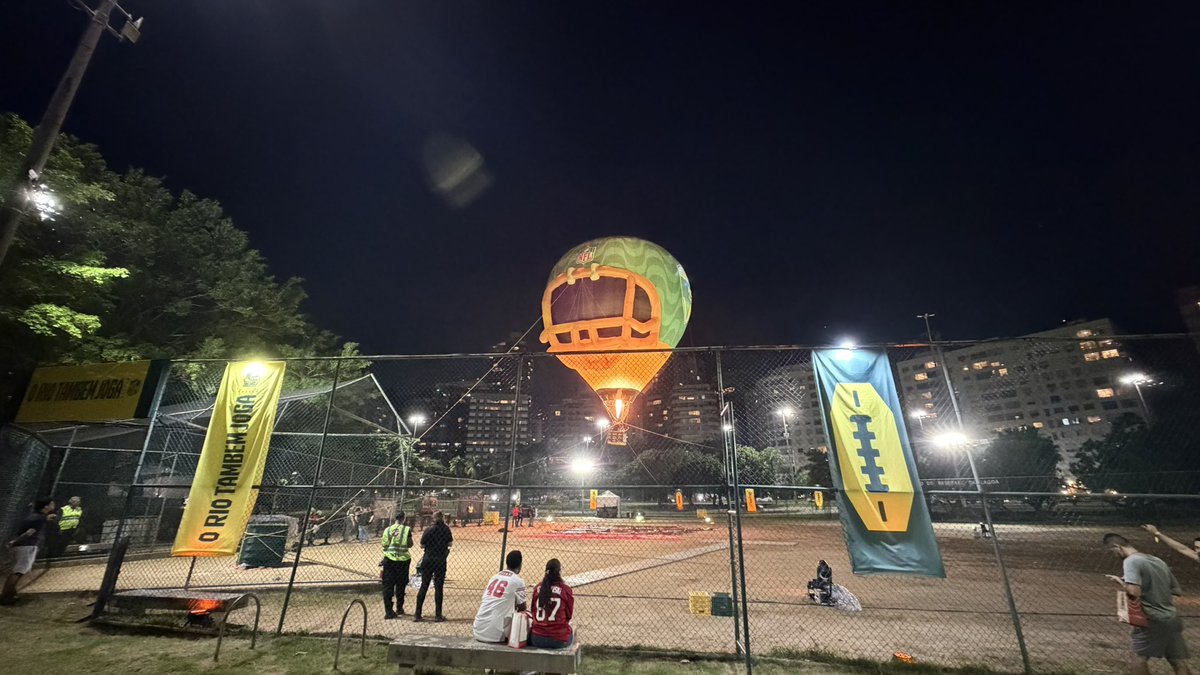 sqlmii's tweet photo. 🏈 HISTORIC DAY IN RIO!
The iconic Maracanã hosts its 1st NFL game: Cowboys vs. Ravens! 🇧🇷
From Fla-Flu to football, Rio is electric with helmet balloons over Lagoa &amp; Copacabana sand art!
Predictions? 👇
#NFLRioGame #DallasCowboys #NFLBrasil #Maracana https://t.co/aFMbpFXOi7