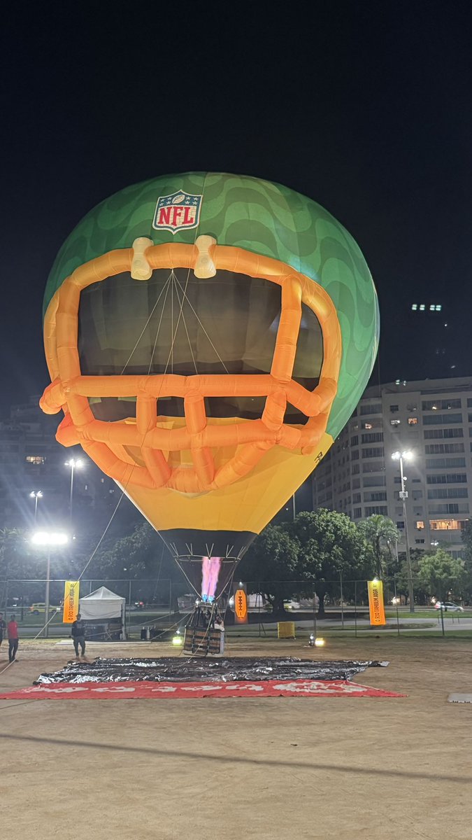 sqlmii's tweet photo. 🏈 HISTORIC DAY IN RIO!
The iconic Maracanã hosts its 1st NFL game: Cowboys vs. Ravens! 🇧🇷
From Fla-Flu to football, Rio is electric with helmet balloons over Lagoa &amp; Copacabana sand art!
Predictions? 👇
#NFLRioGame #DallasCowboys #NFLBrasil #Maracana https://t.co/aFMbpFXOi7