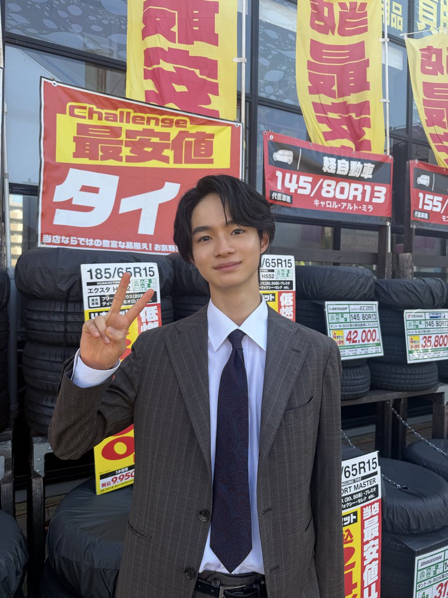 keitatsu_staff's tweet photo. 「御社でインターンよろしいでしょうか？」ご覧いただけましたか？

インターン生として、集中している越山、
いつもより身長が高い気がして、足元を見たら、、 ※4枚目

どこの点検中か、TVerの見逃し配信で確認してください🫣

⚠️まだ身長伸びてます、、

#御社でインターン
#天狗の台所
#越山敬達 https://t.co/Znsr9zTqUM