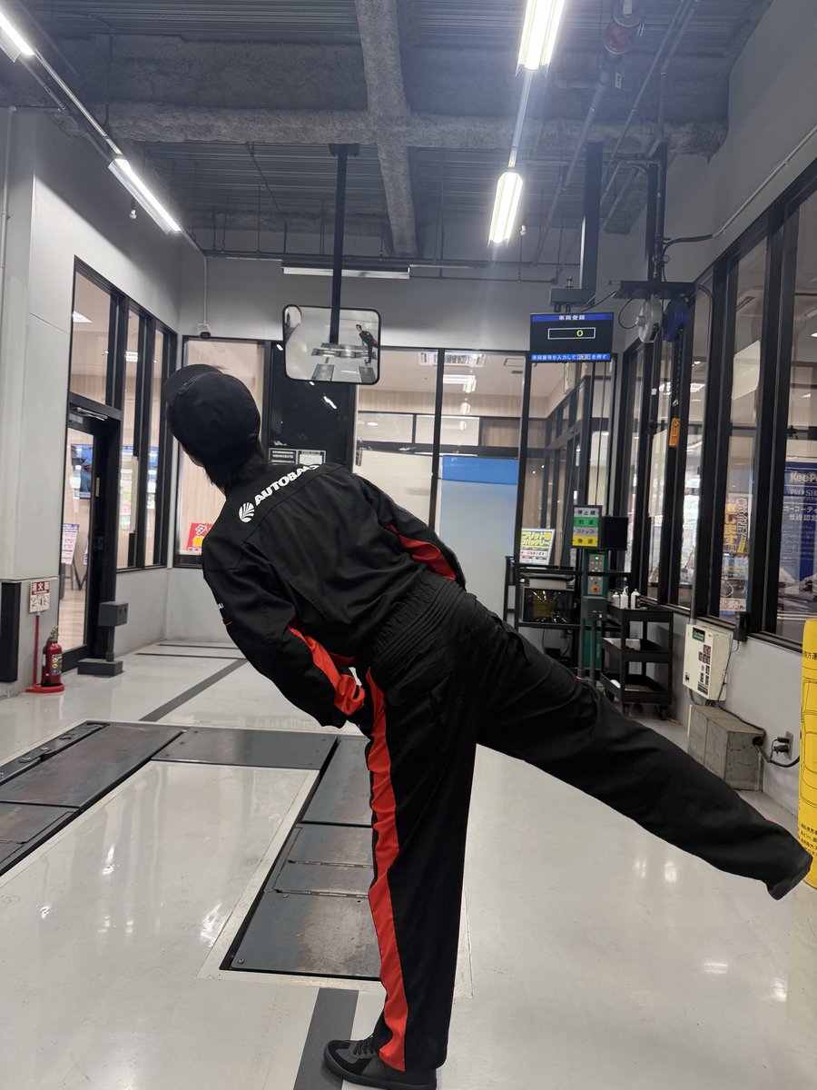 keitatsu_staff's tweet photo. 「御社でインターンよろしいでしょうか？」ご覧いただけましたか？

インターン生として、集中している越山、
いつもより身長が高い気がして、足元を見たら、、 ※4枚目

どこの点検中か、TVerの見逃し配信で確認してください🫣

⚠️まだ身長伸びてます、、

#御社でインターン
#天狗の台所
#越山敬達 https://t.co/Znsr9zTqUM