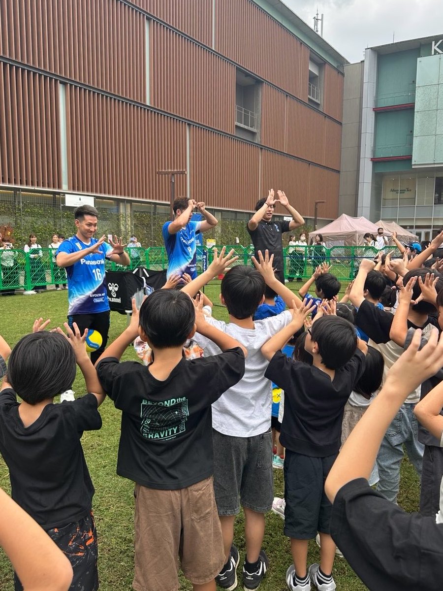 OSAKA__BLUTEON's tweet photo. ð·ãã«ããªã³æ
å ±ð·
京éªã°ã«ãŒãÃ倧éªãã«ããªã³ïŒ
æ¬æ¥ã¯ãæšèé§
ååºå Žã§ãã¬ãŒããŒã«æå®€
ãåéå¬ðâš
éšå€©ã«ããæ¥éœã¹ã±ãžã¥ãŒã«ãªã©ã倿ŽããŠã®éå¬ãšãªããŸããããããããã®çããŸã«ãè¶ãããã ããããããšãããããŸããð
ãŸããäŒãããŸãããð
#BLUEACTION #京éª
#ãããã¹
#倧éªãã«ããªã³
#OSAKABLUTEON