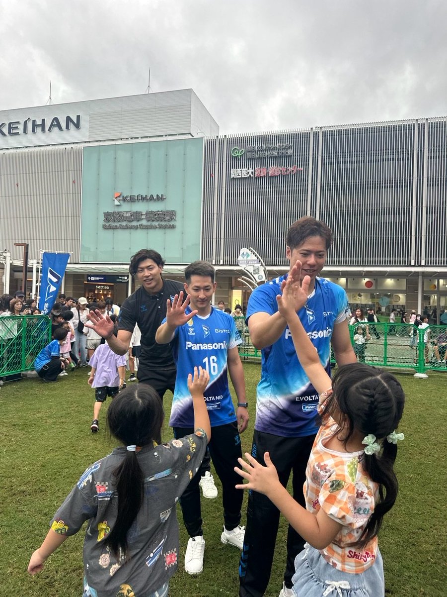 OSAKA__BLUTEON's tweet photo. ð·ãã«ããªã³æ
å ±ð·
京éªã°ã«ãŒãÃ倧éªãã«ããªã³ïŒ
æ¬æ¥ã¯ãæšèé§
ååºå Žã§ãã¬ãŒããŒã«æå®€
ãåéå¬ðâš
éšå€©ã«ããæ¥éœã¹ã±ãžã¥ãŒã«ãªã©ã倿ŽããŠã®éå¬ãšãªããŸããããããããã®çããŸã«ãè¶ãããã ããããããšãããããŸããð
ãŸããäŒãããŸãããð
#BLUEACTION #京éª
#ãããã¹
#倧éªãã«ããªã³
#OSAKABLUTEON
