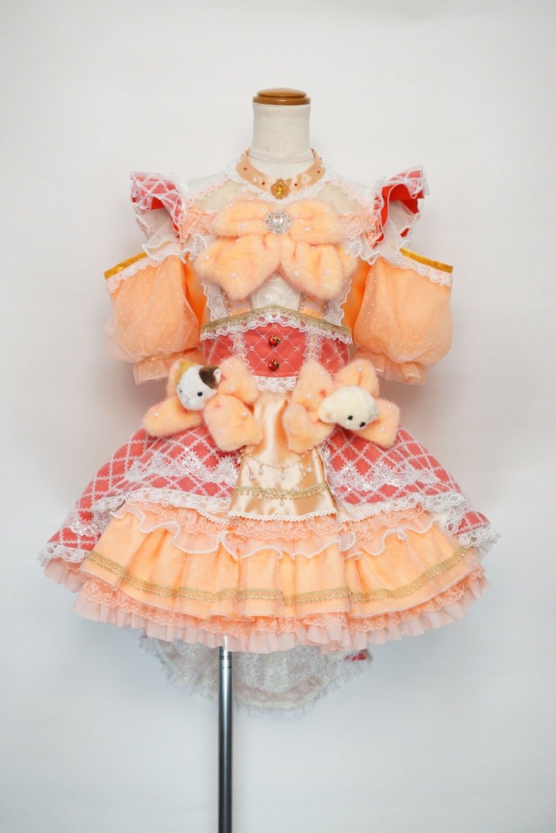2Mkyu's tweet photo. NANIMONO ひなたゆまさん(@NANIMONO_yuma )の生誕衣装をデザイン・製作させていただきました🐶🐱生誕ライブの題名にもなっているイヌ＆ネコやイメージカラーのオレンジ、出身地青森県の名産りんご🍎などゆまさんが大切にしているものを詰め込んだデザインになりました🧡とっても可愛い❣️お誕生日おめでとうございます🎂

#成田あやの衣装
#ひなたゆま生誕祭2026
#ゆまなのだっ