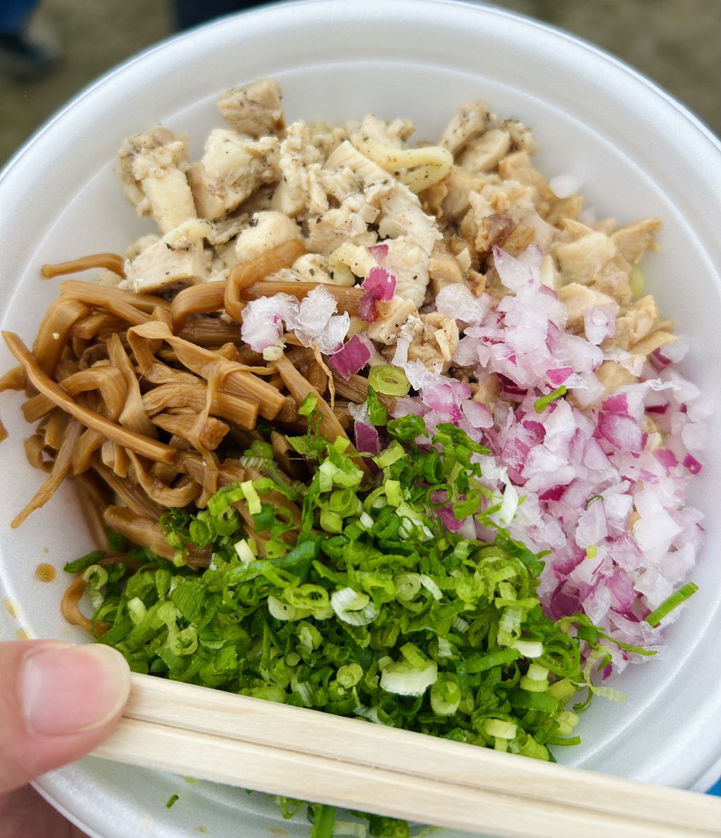 boomeru33's tweet photo. 煮干し油そばと、もちもちボールドーナツも食べたの！
どっちも美味しかったー😋
お腹いっぱいのまま新幹幹線で京都に帰るよー🚄
 #あだち食と音楽の祭典 https://t.co/IZvbomPJAu