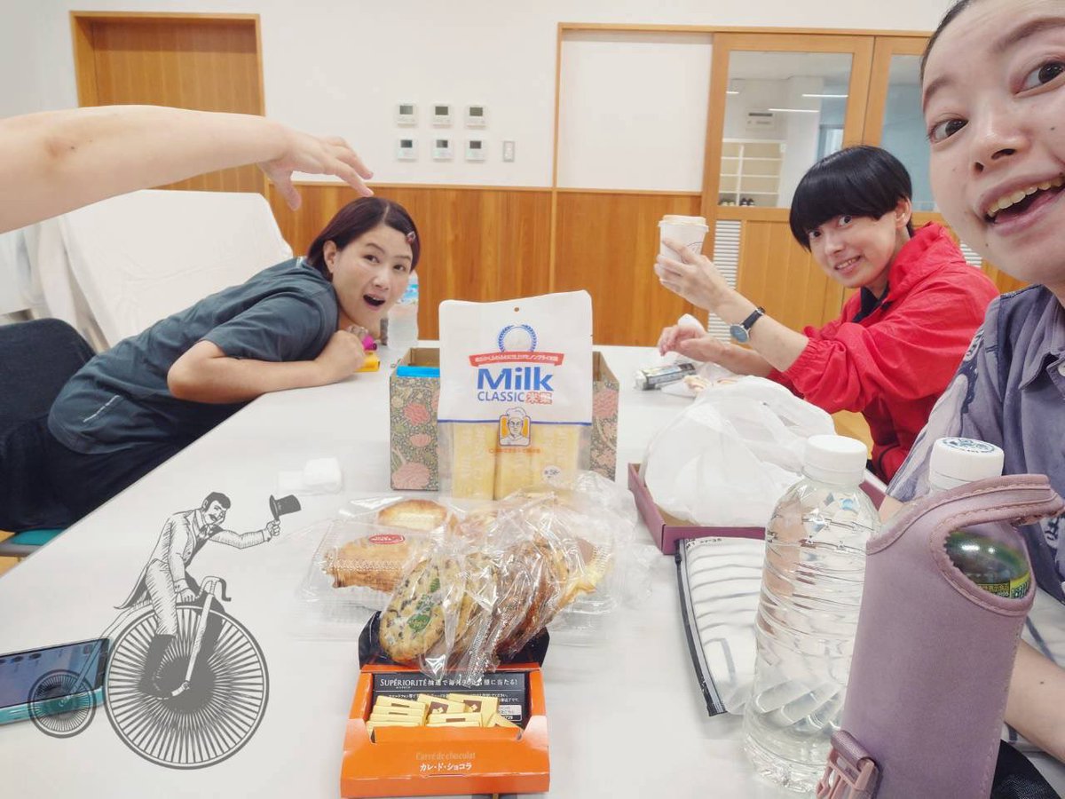 nyaaa5_suzy3's tweet photo. 今日は揃って稽古とか衣装とかお菓子食べたりとか📕👗🎂
色々模索、試し作業などなど。 https://t.co/jCstoRaXrL