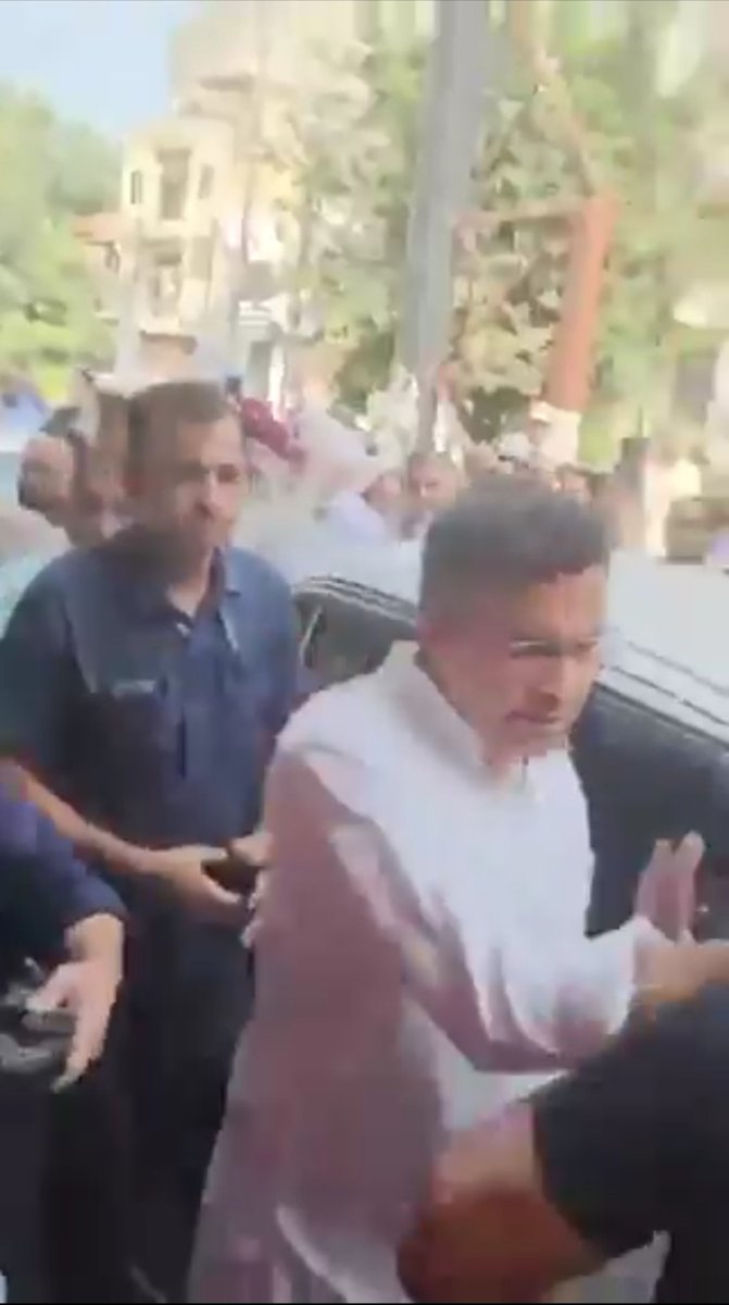 Toxicity_______'s tweet photo. This is what testosterone looks like.

Parvesh Verma, being the Deputy CM thought he could slap a common man and the guy would just quietly take it. Instead, he grabbed Parvesh by the neck and If security hadn’t come between them, he would’ve been badly beaten.

Based Guy 🗿 https://t.co/Q55qmO55IK