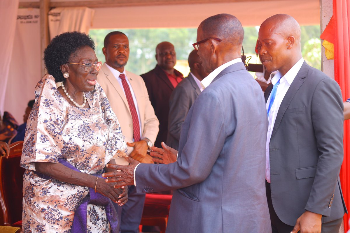 BusogaConsorti1's tweet photo. Rt. Hon. @RebeccaKadagaUG commends Mr. Arthur W. Musulube, composer of the Busoga regional anthem “Tuli Bankabi Inhyo,” for his contribution to preserving and celebrating Busoga’s identity, unity and heritage through music.

#BusogaPrayerWeek https://t.co/ARTMr4tTeK