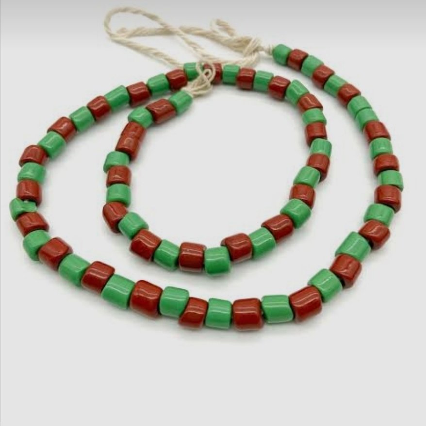 OyoNews1's tweet photo. Dear Y@huboys, this bead is not called 'cashout' bead. It is called otutu opon or ide ifa, worn by ifa devotees. Ifa doesn't support fr@udul£nt activities. Ifa supports hardwork.

Thank you! https://t.co/TB6vSJm34D