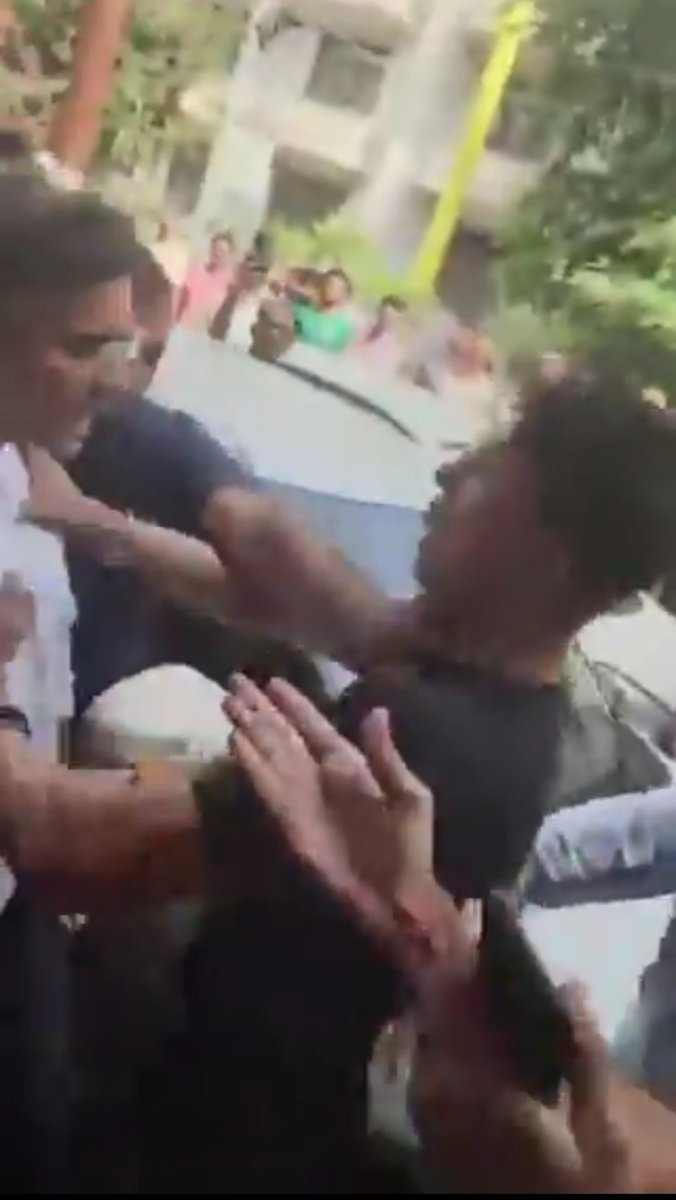 Toxicity_______'s tweet photo. This is what testosterone looks like.

Parvesh Verma, being the Deputy CM thought he could slap a common man and the guy would just quietly take it. Instead, he grabbed Parvesh by the neck and If security hadn’t come between them, he would’ve been badly beaten.

Based Guy 🗿 https://t.co/Q55qmO55IK