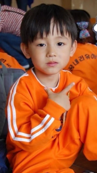 keonhojuseyo's tweet photo. little seonghyeon’s favorite pose was “👉🏻” SOOO CUTE https://t.co/tlSRs878ns