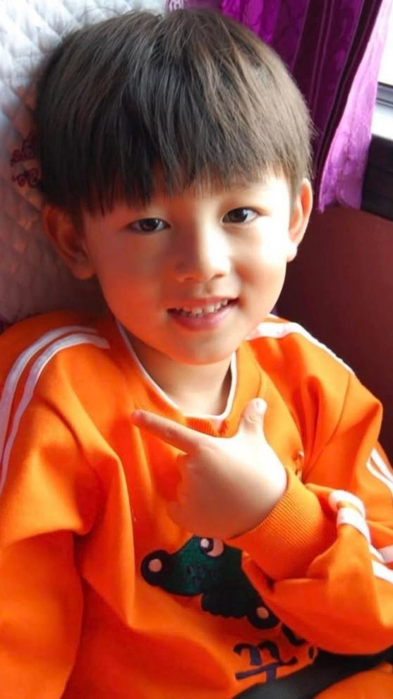 keonhojuseyo's tweet photo. little seonghyeon’s favorite pose was “👉🏻” SOOO CUTE https://t.co/tlSRs878ns