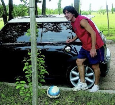 Barca_Archive's tweet photo. The session Messi was coming from when he was spotted driving past that young fan in Rosario, 2007. https://t.co/81Mpv7LtGM