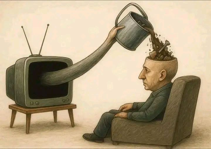 EYAD_ATIA55's tweet photo. عندما سُئل الكاتب الروسي أنطون تشيخوف عن طبيعة المجتمعات الفاشلة، أجاب:
في المجتمعات الفاشلة، يوجد ألف أحمق مقابل كل عقل راجح، وألف كلمة خرقاء إزاء كل كلمة واعية. تظل الغالبية بلهاء، وتغلب العاقل دائمًا. فإذا رأيت الموضوعات التافهة تتصدر النقاشات، والتافهين يتصدرون المشهد، فأنت أمام مجتمع شديد الفشل.
خذ مثالًا على ذلك: الأغاني والكلمات التي لا معنى لها، تجد ملايين الناس يرقصون ويرددونها، ويصبح صاحبها مشهورًا ومحبوبًا، بل ويُستشار في شؤون المجتمع والحياة.
أما الكتاب والمفكرون، فلا أحد يعرفهم أو يعطيهم قدرهم. فالغالبية تنجذب إلى التفاهة والتخدير؛ شخص يلهينا ليُغيّب عقولنا، أو يضحكنا بالتفاهات، أقرب إلى قلوب الناس من شخص يوقظهم بالحق ويواجههم بمرارة الواقع.
ولهذا السبب، فإن الديمقراطية لا تصلح للمجتمعات الجاهلة، لأن الأغلبية الجاهلة هي التي ستقرر مصير الجميع.