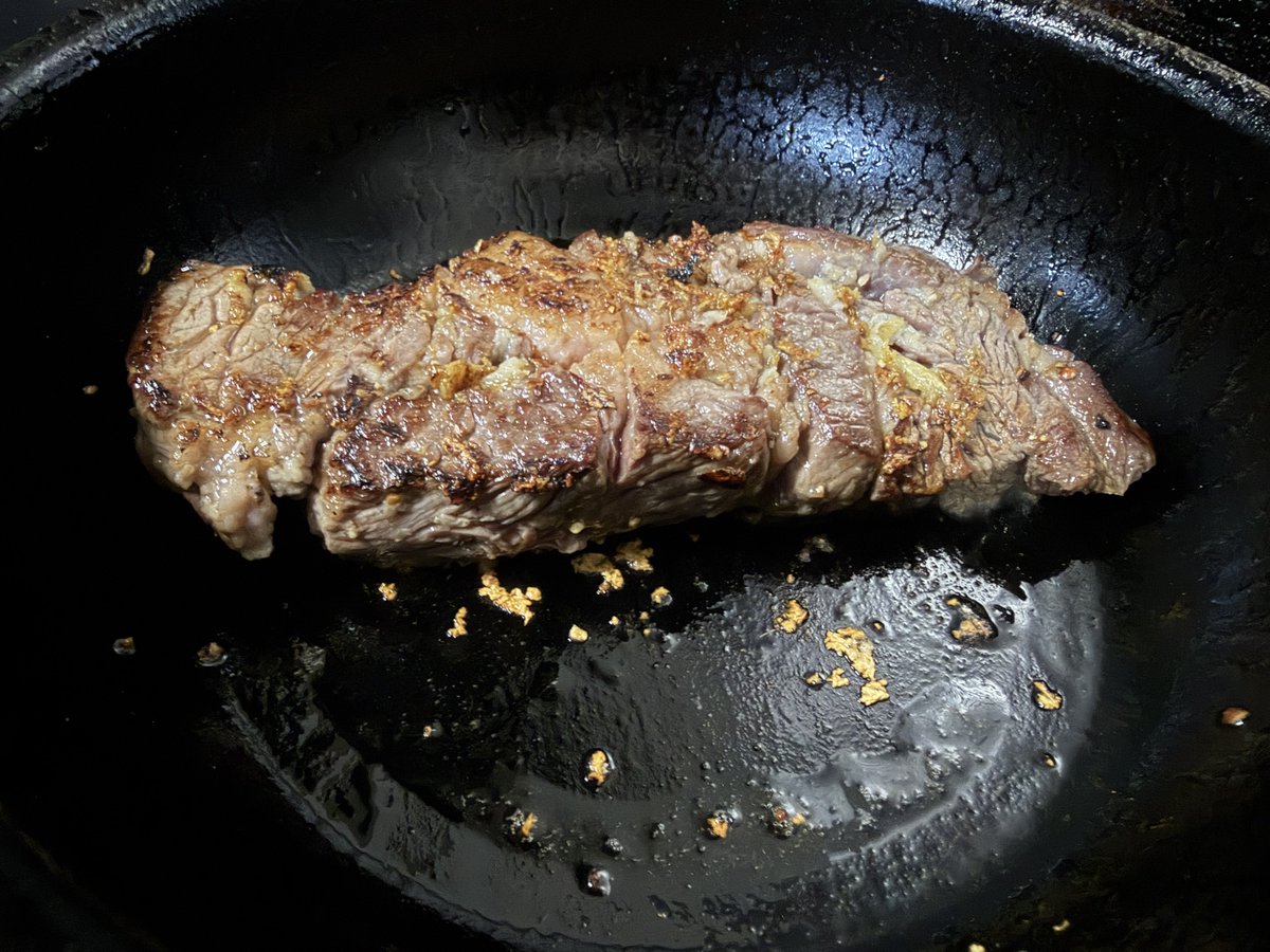 team_yoked's tweet photo. 牛肩ロースの塊を買ったのでローストビーフ風にします！

これで完成！いただきます！ https://t.co/sO5pLtWmnK
