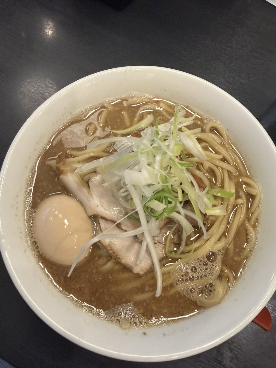 albl8182333's tweet photo. 鬼にぼ
煮干しラーメン味玉

背脂中華と煮干しの二枚看板のおこじょ系列店
セメント系のガッツリ煮干しが美味しい😋 https://t.co/OS1XnQyize