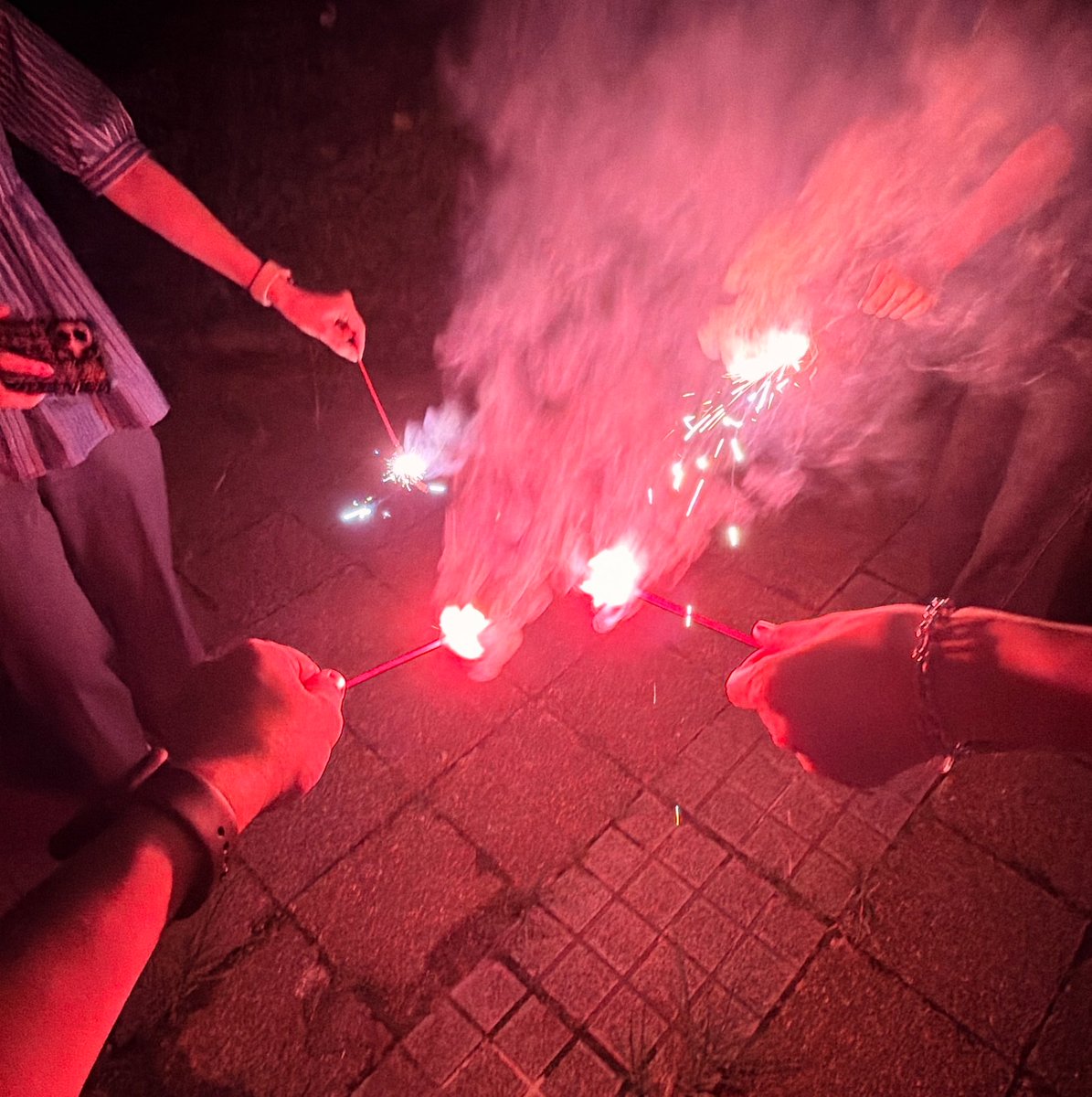 motsu_na_be's tweet photo. 夏の終わりに花火🎇 https://t.co/tj3MzYDcOv