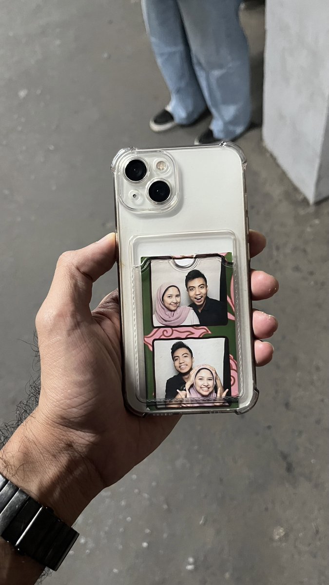 KapudS640's tweet photo. Buat kakak atau abang yang tadi ketinggalan HP di Stasiun KRL Rawa Buntu, HP-nya udah aku titipin ke petugas di sini ya, Kak.

Foto petugasnya juga udah aku kasih. Semoga postingan ini sampai ke orangnya dan HP-nya bisa kembali 🙏🏻 https://t.co/xrKyTpVA9o
