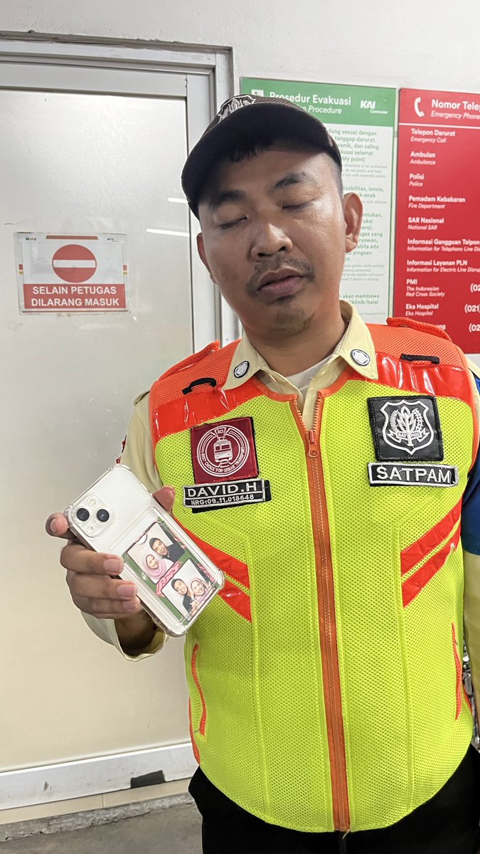 KapudS640's tweet photo. Buat kakak atau abang yang tadi ketinggalan HP di Stasiun KRL Rawa Buntu, HP-nya udah aku titipin ke petugas di sini ya, Kak.

Foto petugasnya juga udah aku kasih. Semoga postingan ini sampai ke orangnya dan HP-nya bisa kembali 🙏🏻 https://t.co/xrKyTpVA9o