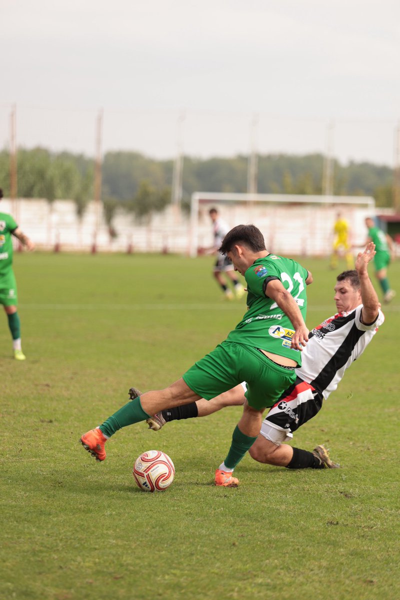 FCLaCalzada's tweet photo. ▶️ | 1-0 | Empieza la segunda parte.

#VareaLaCalzada #TerceraRFEF https://t.co/NLZHaecgIi