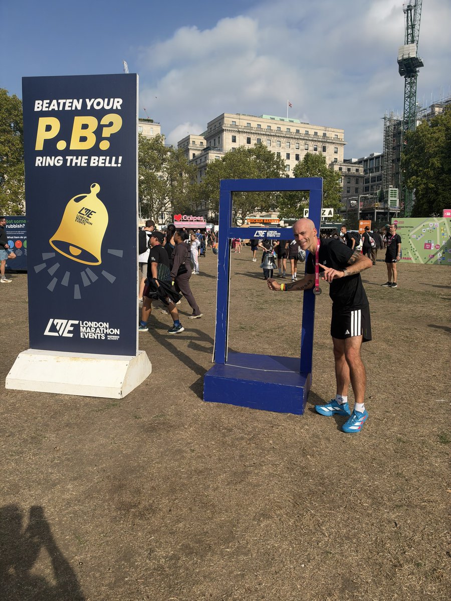 runmagzrun's tweet photo. Absolutely buzzing for a new 10K PB, meeting the @middleagedrunningman who was kind enough to speak with me not once but twice! Fantastic event running around London town #vitalitylondon10k #londonmarathonevents #marmyarmy #running #10k https://t.co/vaG26bbCfS