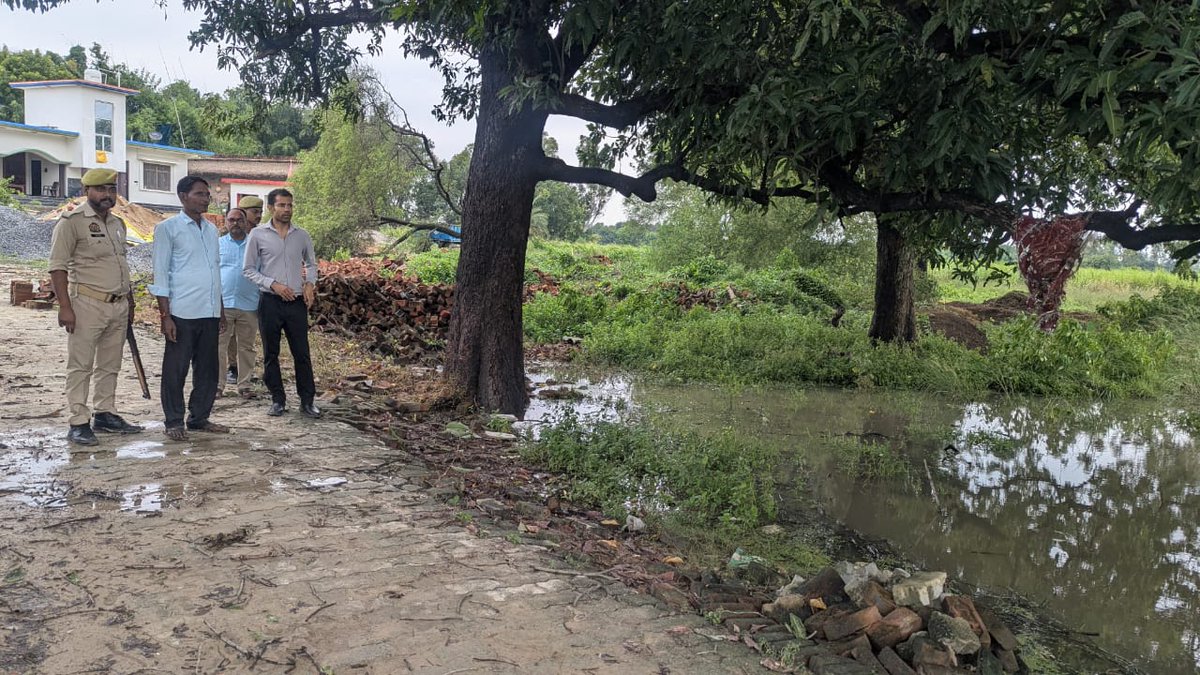 AmbedkarnagarDM's tweet photo. जनपद में हुई लगातार वर्षा एवं तेज हवा के कारण फसल क्षति के आकलन हेतु समस्त उपजिलाधिकारियों ने आज क्षेत्र में भ्रमण कर फसल क्षति का निरीक्षण एवं आंकलन कराया। गठित टीमें भी लगातार क्षेत्र में भ्रमणशील रहकर फसल क्षति का निरीक्षण एवं आकलन कर रही हैं। @UPGovt @InfoDeptUP @rahat_up https://t.co/IsoUkut5Ti
