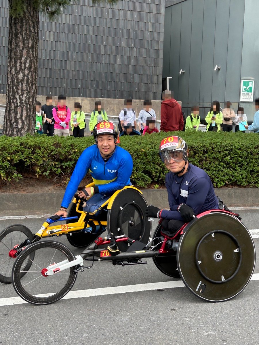 sato_paralympic's tweet photo. 上与那原さんの訃報に接し、まだ気持ちの整理がつかずにいます。

僕が競技を始めた頃から、上与那原さんはすでにパラリンピックのメダリストでした。偉大な先輩であり、同じレースで勝負するライバルでもありました。

今でも鮮明に覚えているのは、初めて日本代表として出場した世界パラ陸上競技選手権大会です。

翌年のリオで金メダルを獲ることを考え、レイモンド・マーティン選手との勝負に意識が向いていた僕は、後ろから迫る上与那原さんに気づかず、ゴールで差されました。上与那原さんが2位、僕が3位。本当に悔しいレースでした。

レース後、上与那原さんからこんな言葉をかけられました。

「佐藤くんは確かに力をつけてきている。けど、パラリンピックはもうすでに始まっているんだよ。能ある鷹は爪を隠す。」

どんな思いでその言葉をかけてくださったのか、正確には分かりません。ただ、僕はあのレースと言葉から、どれだけ力をつけても、どの選手にも負ける可能性があることを強く意識するようになりました。その緊張感は、今も競技に向き合う自分の中に残っています。

世界選手権やパラリンピック、そして数多くの国内外の大会で、上与那原さんと共に競い合えたこと。その中で、僕にたくさんのことを残してくださったことに、心から感謝しています。

東京パラリンピックで、一緒に表彰台に立てたことも、一生忘れません。

上与那原さん、本当にありがとうございました。