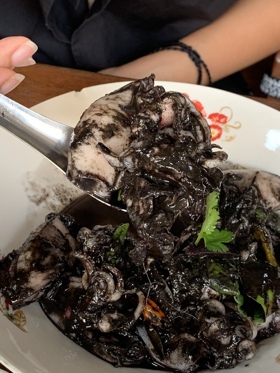 whatdoueattoday's tweet photo. จริงคับบบบ✅ ปกติไม่ค่อยชอบกินปลาหมึกนะ แต่เจอเมนูหมึกผัดน้ำดำเข้าไปคือรักเลย คือหมึกต้องสดมากๆอะ มันถึงจะนุ่มเด้ง ละผัดแบบใส่หมึกดำมันจะได้ความอูมามิจากธรรมชาติ เลยทำให้กลมกล่อมเข้าไปใหญ่🌟🌟 ถ้าเจอร้านไหนลองสั่งมากินนะ อร่อยโคตรรรรรรรร https://t.co/pLNNqukSJZ