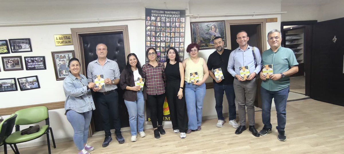 EgitimSenVan's tweet photo. Endamên Koma Xwendinê ya Egitimsenê ya Şaxa Wanê di meha Îlonê de pirtûka Berîvan Karatorak ya bi navê Strî xwendin û nirxandin.
Roman bi cureyê realîzma efsûnî hatiye nivîsandin. Nivîskar bi metafora "Striyan" ve balê dikişîne ser asîmîlasyona zimên. Sitrî ewil li bajêr tên dîtin...