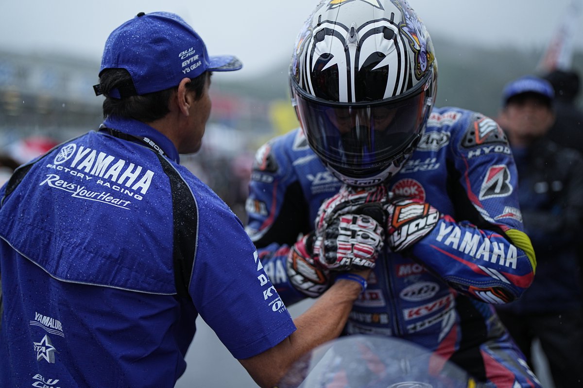 yamaha_race's tweet photo. 🇯🇵━━━━━━━━━━━━
#全日本ロードレース Rd.6岡山
━━━━━━━━━━━━🏍️

🔵JSB1000 決勝
DNF：#1 中須賀選手

ウエットレース、序盤から2番手につけトップを僅差で追う絶好の展開へ。

そしてレース中盤、トップとのバトルの只中、バックストレートのブレーキングでした。中須賀選手はスリップダウンを喫しリタイアとなりました。

大きなチャンスでしたが、これもレースです。
ご声援📣、ありがとうございました。

🗓️次回は10/24-25 MFJ-GP
📍鈴鹿サーキットに『大集合』
見届けてください！中須賀選手のラストランを。

レースリザルト▼
🔗 https://t.co/IBVpu9D2HX
#YamahaFactoryRacing #YZFR1 #R1 #YAMAHA
#中須賀ラストイヤー