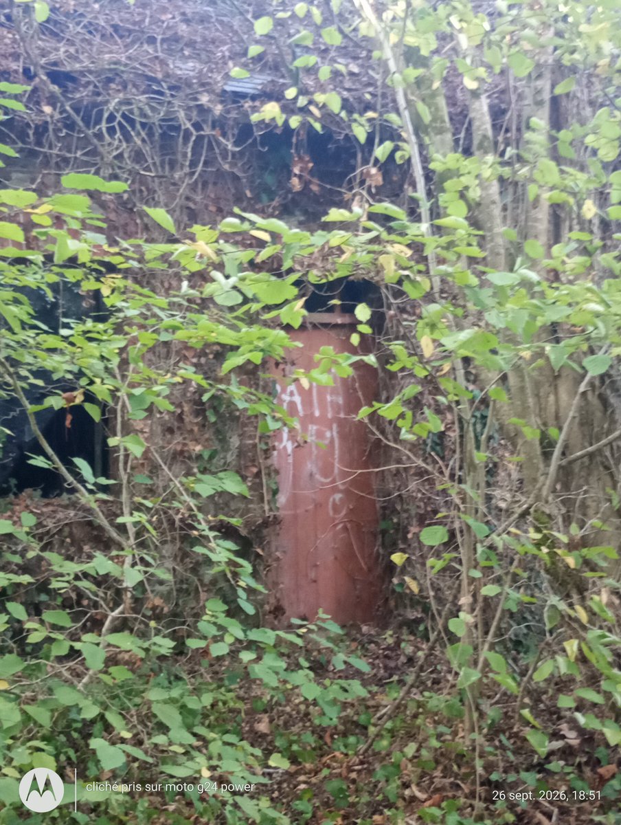 ThiChaplain's tweet photo. Qui cherche une maison en Ruralité a réhabiliter intégralement. Y en a un paquet dans le #KreizBreizh, la #désindustrialisation des années 1920, les #mines d'#ardoises #bretonnes étaient moins #rentables que celle de #Trélazé dans le Maine-et-Loire. https://t.co/31CZWWnTiv