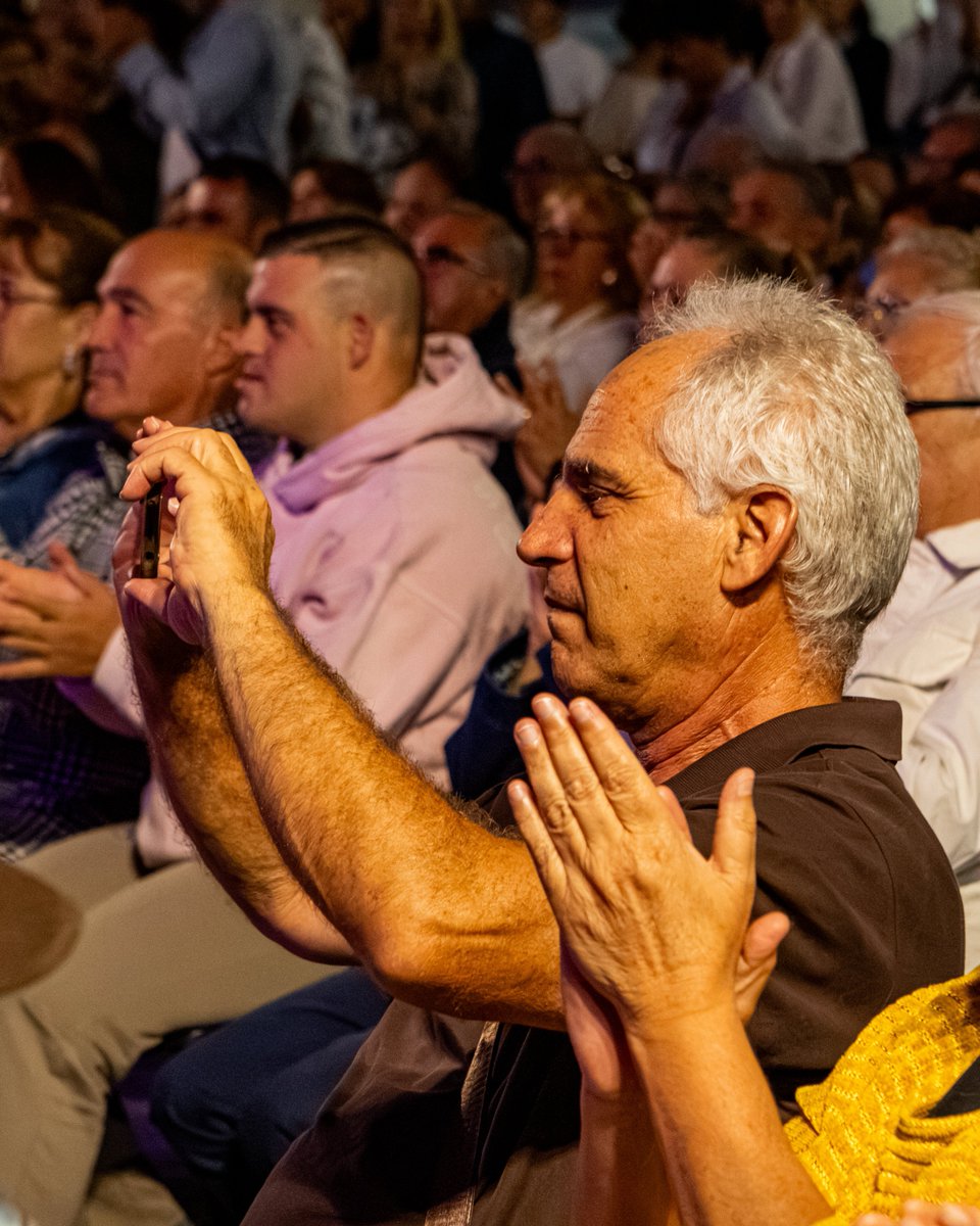 laalpispa_prod's tweet photo. ¡𝗤𝘂é 𝗰𝗮𝗿𝗶𝘁𝗮𝘀! 🥰 ¡𝗤𝘂é 𝗺𝗶𝗿𝗮𝗱𝗮𝘀!

👏🥹 Así vibró (y se emocionó) el público de #Valsequillo durante el ‘#Timplaria: Las cuerdas que nos unen’ de #LauraMartel en una Plaza Tifaritti abarrotada https://t.co/cMaipGCWs0