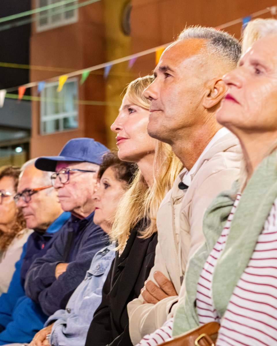 laalpispa_prod's tweet photo. ¡𝗤𝘂é 𝗰𝗮𝗿𝗶𝘁𝗮𝘀! 🥰 ¡𝗤𝘂é 𝗺𝗶𝗿𝗮𝗱𝗮𝘀!

👏🥹 Así vibró (y se emocionó) el público de #Valsequillo durante el ‘#Timplaria: Las cuerdas que nos unen’ de #LauraMartel en una Plaza Tifaritti abarrotada https://t.co/cMaipGCWs0