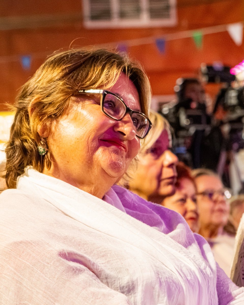 laalpispa_prod's tweet photo. ¡𝗤𝘂é 𝗰𝗮𝗿𝗶𝘁𝗮𝘀! 🥰 ¡𝗤𝘂é 𝗺𝗶𝗿𝗮𝗱𝗮𝘀!

👏🥹 Así vibró (y se emocionó) el público de #Valsequillo durante el ‘#Timplaria: Las cuerdas que nos unen’ de #LauraMartel en una Plaza Tifaritti abarrotada https://t.co/cMaipGCWs0