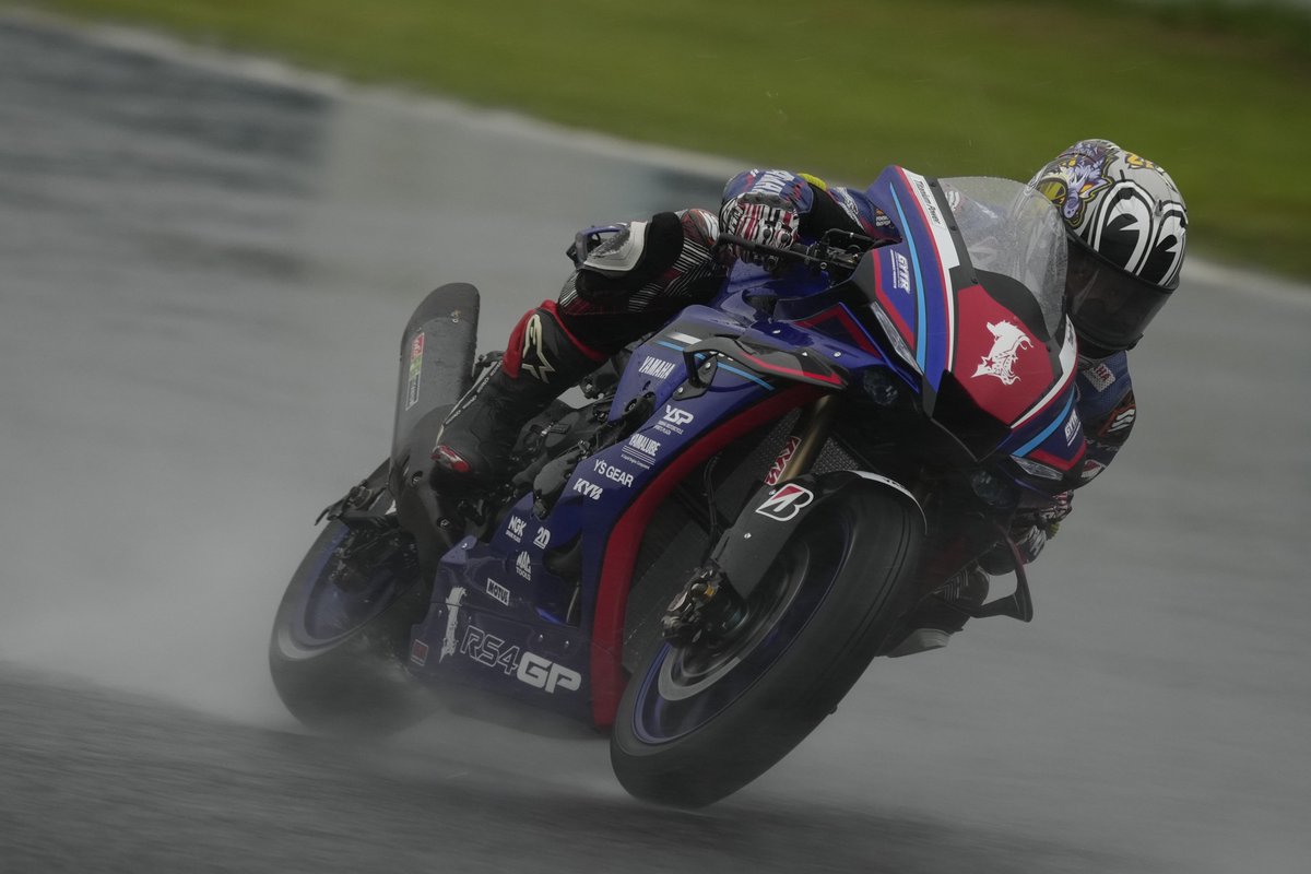 yamaha_race's tweet photo. 🇯🇵━━━━━━━━━━━━
#全日本ロードレース Rd.6岡山
━━━━━━━━━━━━🏍️

🔵JSB1000 決勝
DNF：#1 中須賀選手

ウエットレース、序盤から2番手につけトップを僅差で追う絶好の展開へ。

そしてレース中盤、トップとのバトルの只中、バックストレートのブレーキングでした。中須賀選手はスリップダウンを喫しリタイアとなりました。

大きなチャンスでしたが、これもレースです。
ご声援📣、ありがとうございました。

🗓️次回は10/24-25 MFJ-GP
📍鈴鹿サーキットに『大集合』
見届けてください！中須賀選手のラストランを。

レースリザルト▼
🔗 https://t.co/IBVpu9D2HX
#YamahaFactoryRacing #YZFR1 #R1 #YAMAHA
#中須賀ラストイヤー