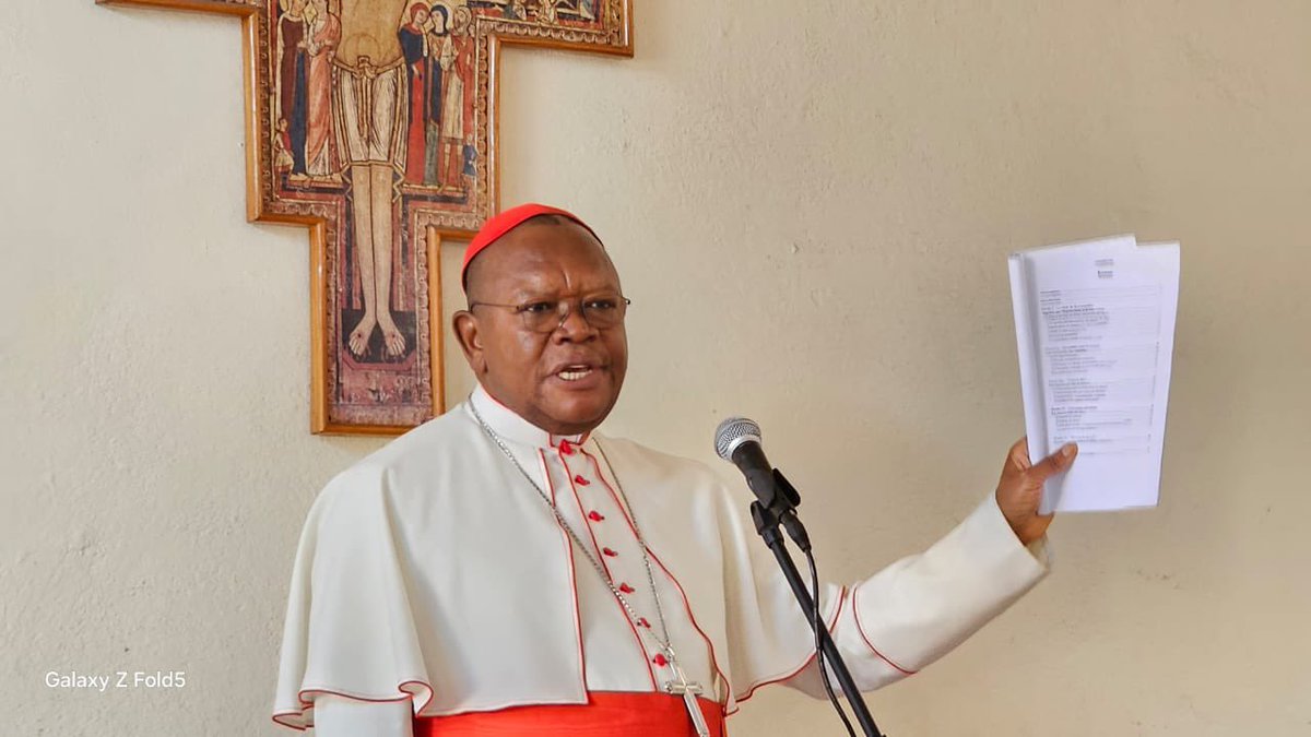 CableInfordc's tweet photo. 🔴 DIMANCHE-RELIGION | Ambongo recadre les pratiques au sein de l’Église catholique

Le cardinal Fridolin Ambongo @TataCardinal appelle les catholiques à préserver leur identité et à ne pas reproduire certaines pratiques des Églises de réveil, notamment le bruit et le désordre observés dans certains cultes.

« Nous ne sommes pas des protestants, nous ne sommes pas des kimbanguistes et nous n’appartenons pas aux Églises de réveil », a-t-il déclaré samedi 26 septembre, à Kinshasa, lors de l’ouverture de l’année pastorale 2026-2027.

L’archevêque de Kinshasa dit constater, au sein même de l’Église catholique, une tendance à « imiter les pasteurs des sectes ». Il invite ainsi les fidèles à mieux connaître leur identité chrétienne catholique et à en témoigner « avec intelligence, douceur et courage ».

Cette question sera au cœur du prochain plan pastoral quinquennal 2027-2032, placé sous le thème : « Identité chrétienne catholique, dignité et fierté ».

Câble ⭕️