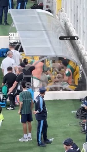 BentalebSa5519's tweet photo. Je kiffe Aït-Nouri, mais ceux qui le défendent contre l’Algérie et Hamdani, soit ils ne connaissent rien au foot, soit ils sont anti-algériens. il s’énerve au moment des 3 changements alors q'Il reste un changement et ça crie au scandale… C’est du foot ou de l’ego ? 😂 https://t.co/buZtoGXpxz