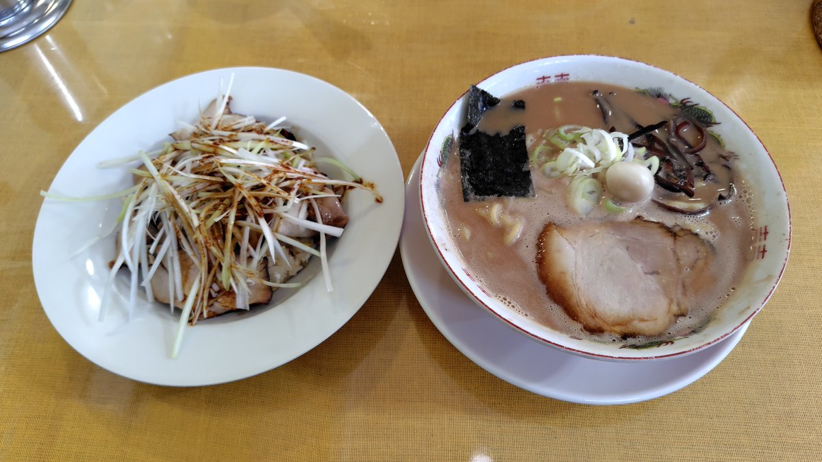 lermenist's tweet photo. 本日のデ部活は、うまいヨゆうちゃんラーメン@大和市にて
ラーメン＋チャーハンボンバーを
半年ぶりの訪問だけど、やっぱりここの豚骨スープはうまい！
コクがあるスープと���えば良いのかなー
蓮華が止まらない
激ウマのチャーハンにネギチャーシューが乗るんだから、かけ算の美味さ！
接客も◎ https://t.co/c9sQ29jyJn
