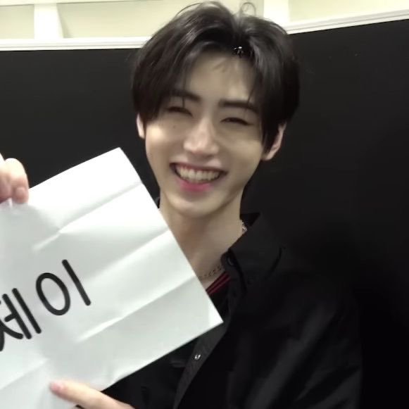 jkelovesjy's tweet photo. I’m gonna sob he’s so cute https://t.co/HJh6jq4mrl