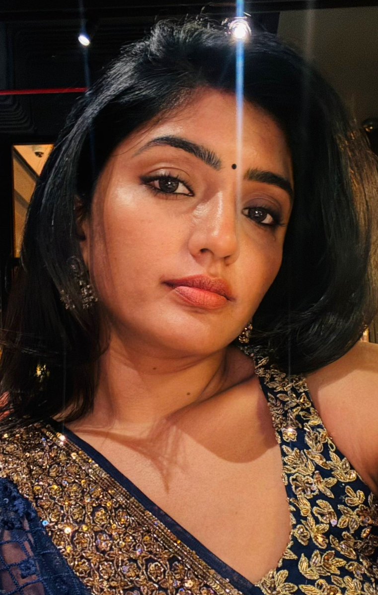 HotQueensHub's tweet photo. @YoursEesha Cuteness overloaded, Eesha! 😍

Just like your hair, which you still keep naturally black while others are going for hair coloring in the name of trends 🤗🖤

#Eesha https://t.co/45TeAWos5y