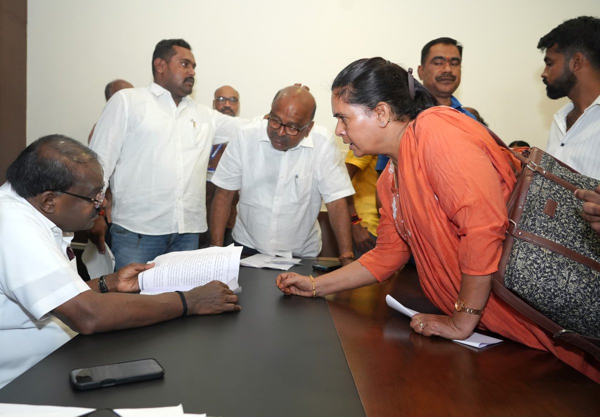 hd_kumaraswamy's tweet photo. 📍ಬೆಂಗಳೂರು 

@JanataDal_S ಪಕ್ಷದ ಕೇಂದ್ರ ಕಚೇರಿ ಜೆ.ಪಿ. ಭವನದಲ್ಲಿ ಸಾರ್ವಜನಿಕರ ಅಹವಾಲು ಆಲಿಸಿ ಅನೇಕರ ಸಮಸ್ಯೆಗಳಿಗೆ ಪರಿಹಾರ ಕಲ್ಪಿಸಲಾಯಿತು. https://t.co/YVj0P9CGQS