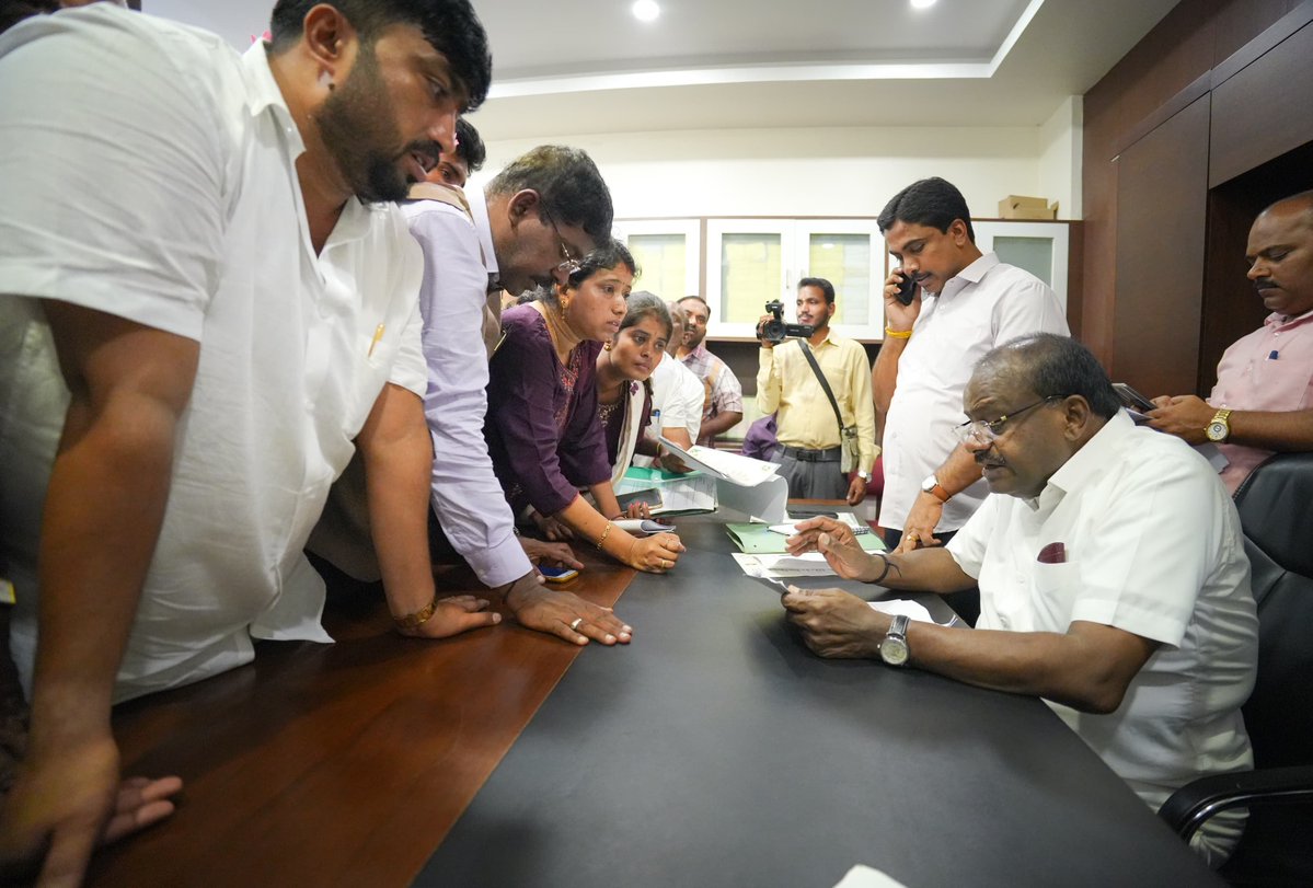 hd_kumaraswamy's tweet photo. 📍ಬೆಂಗಳೂರು 

@JanataDal_S ಪಕ್ಷದ ಕೇಂದ್ರ ಕಚೇರಿ ಜೆ.ಪಿ. ಭವನದಲ್ಲಿ ಸಾರ್ವಜನಿಕರ ಅಹವಾಲು ಆಲಿಸಿ ಅನೇಕರ ಸಮಸ್ಯೆಗಳಿಗೆ ಪರಿಹಾರ ಕಲ್ಪಿಸಲಾಯಿತು. https://t.co/YVj0P9CGQS